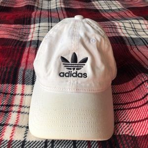 aDiDaS hAt.